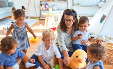 Frau spielt mt Kindern