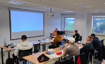 RAPA Schulung Mitarbeiter der RAPA Automotive im Lehrsaal