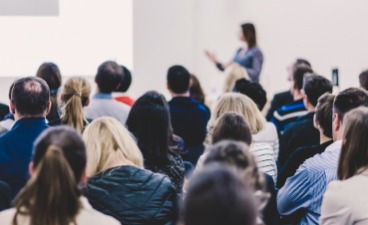 WiFF-Fachforum am 18.06.2026 in München Eine Frau hält einen Vortrag vor Zuschauern